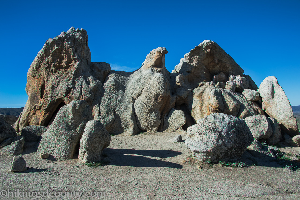 alt text: The impressive Eagle Rock formation in Warner Springs, California.