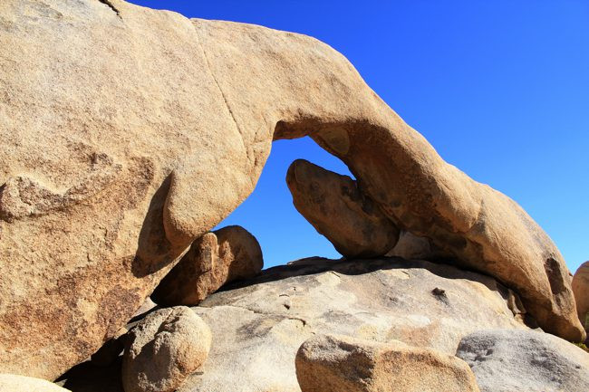 The natural arch of Arch Rock in Joshua Tree National Park.