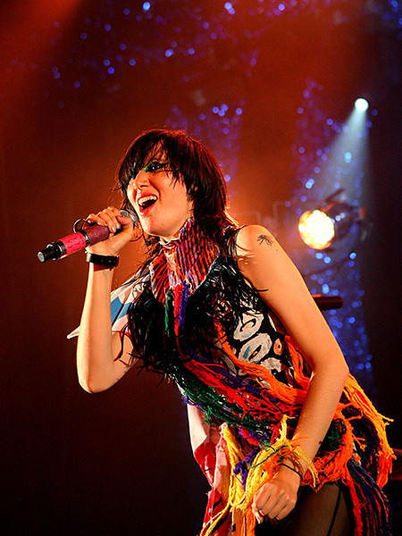 Karen O of Yeah Yeah Yeahs performing dynamically, alt text: Karen O of Yeah Yeah Yeahs, dynamic indie rock frontwoman, captivates with her unique performance style.