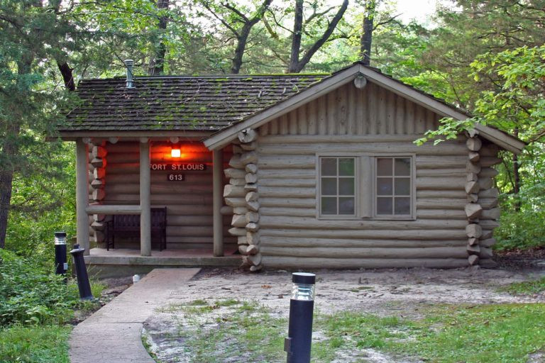 Fort St. Louis Pioneer Cabin exterior at Starved Rock Lodge