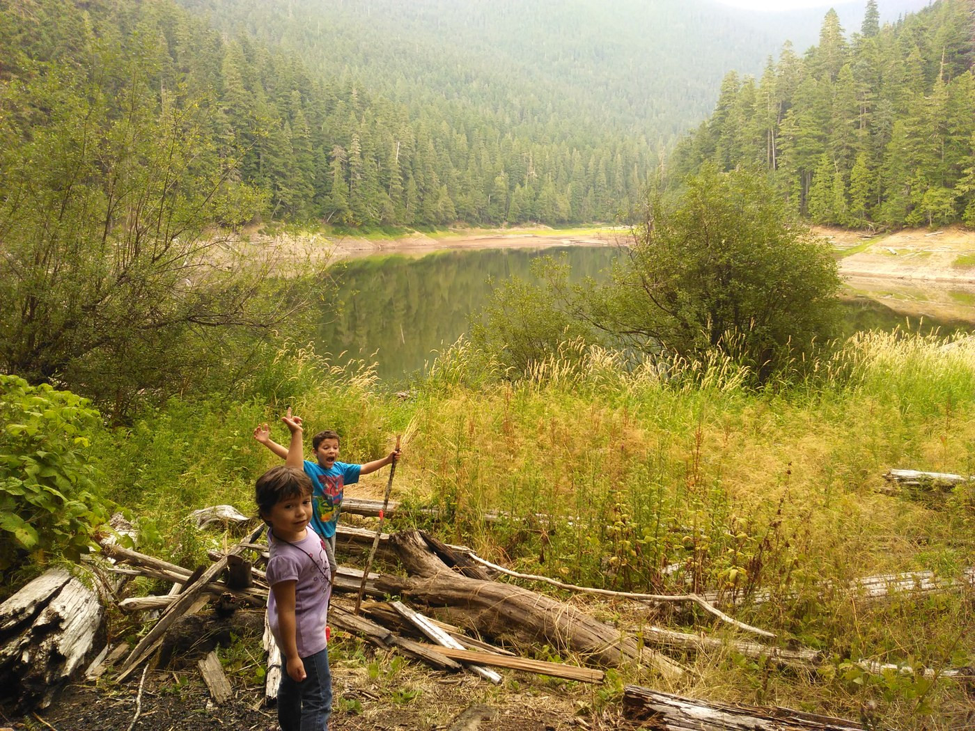 Glacier Lake trail in Goat Rocks Wilderness presenting an accessible lake suitable for families and fishing