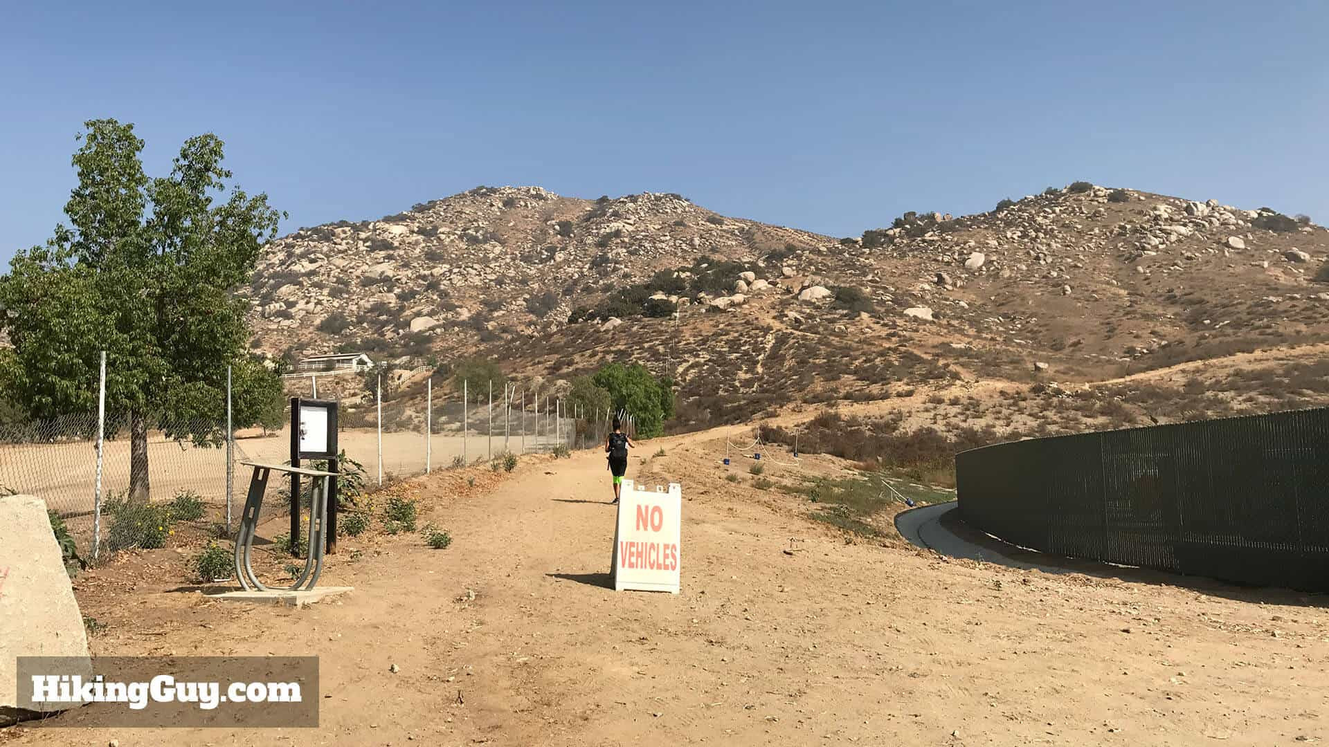 Pumpkin Rock Trailhead Entrance: The trailhead to Pumpkin Rock is clearly marked at the parking lot entrance, starting the hiking adventure.