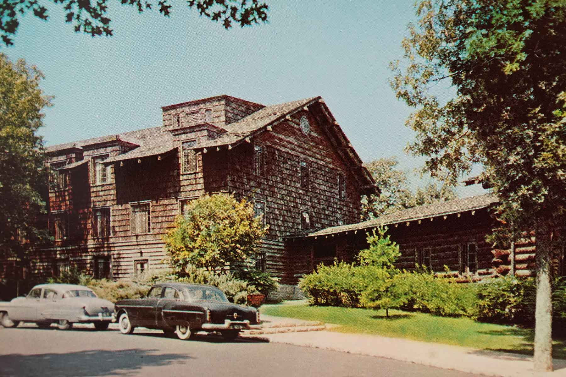 Vintage postcard view of the Starved Rock Lodge exterior in the 1940s, highlighting its rustic charm within the scenic Starved Rock State Park.