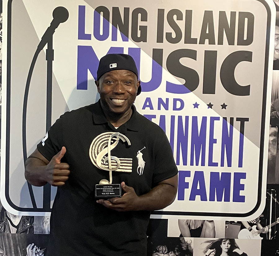 Kool Rock-Ski of The Fat Boys smiling at the LIMEHOF induction ceremony, holding his award