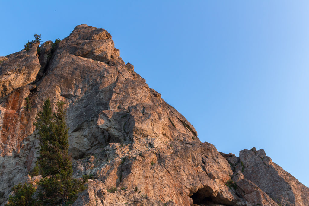 The steep, rocky face of Frog Rock rising above the overlook, demonstrating the need for climbing gear.