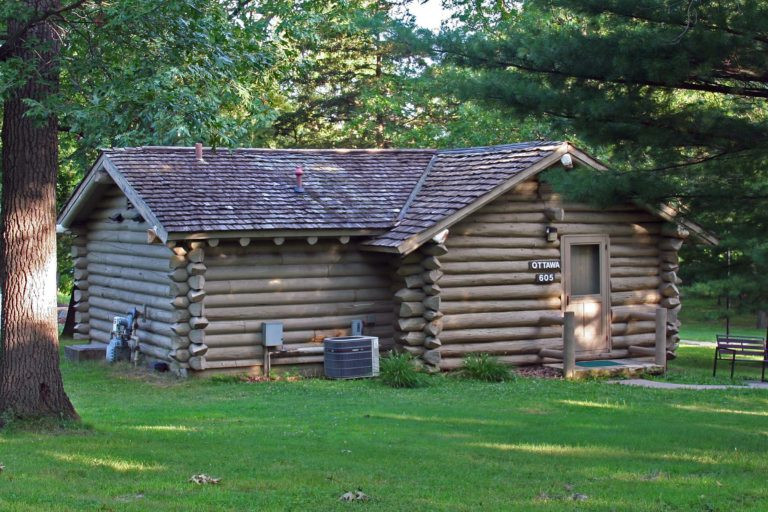 Ottawa Pioneer Cabin exterior at Starved Rock Lodge