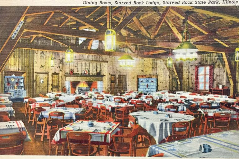 Colorized postcard of the dining room at Starved Rock Lodge, displaying classic interior design.