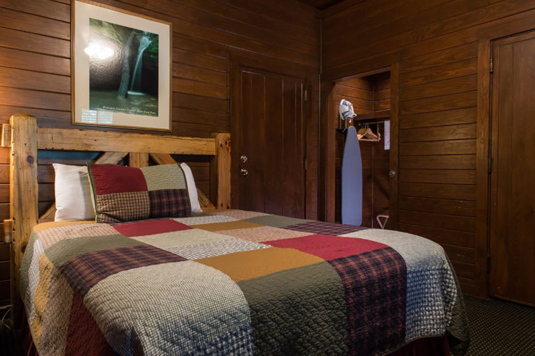 Interior view of a Sunset Cabin Full Bed room at Starved Rock Lodge