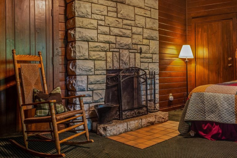 Interior of a Sunset Cabin King room with a comfortable king-size bed