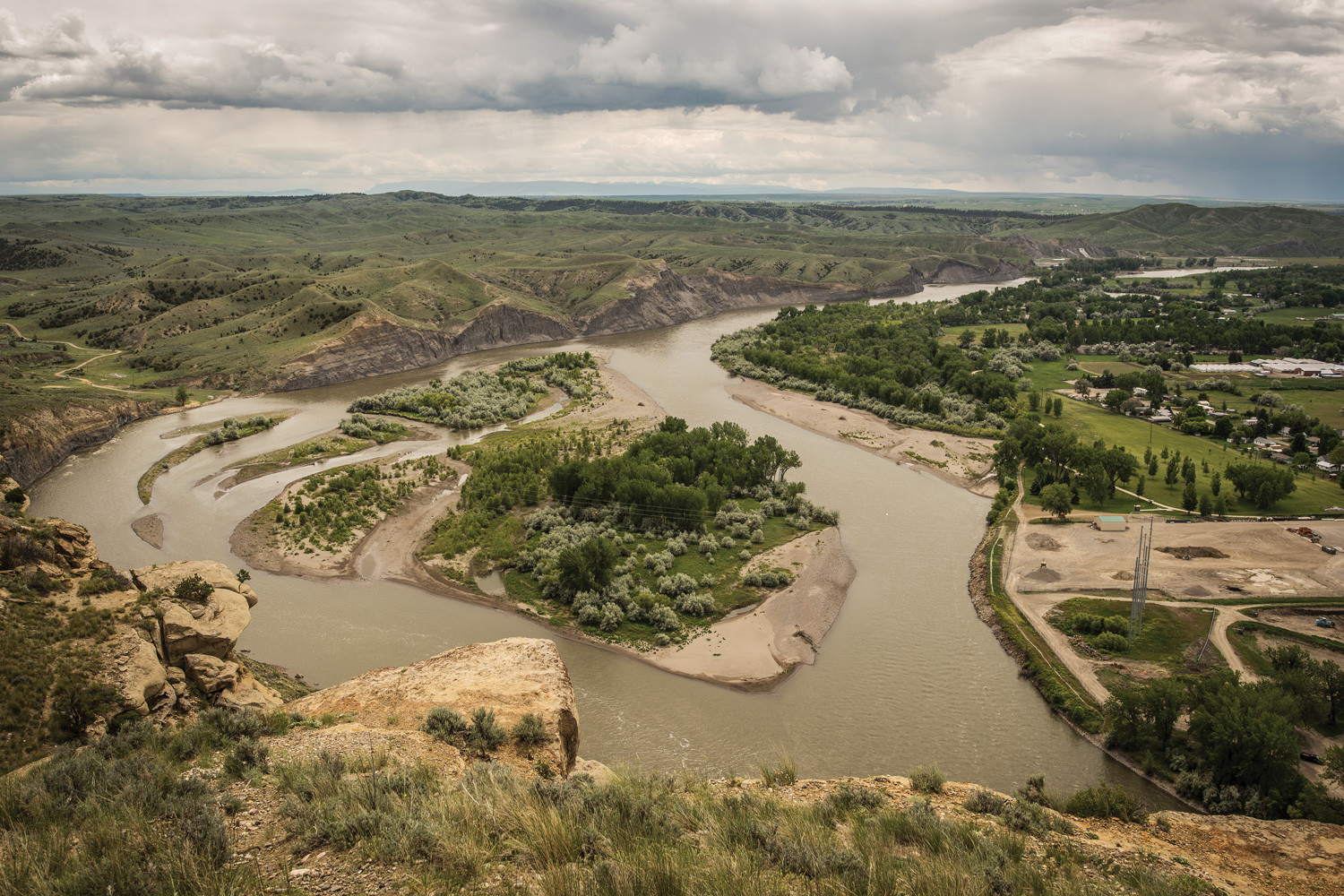 Yellowstone River landscape with natural rocks and vegetation