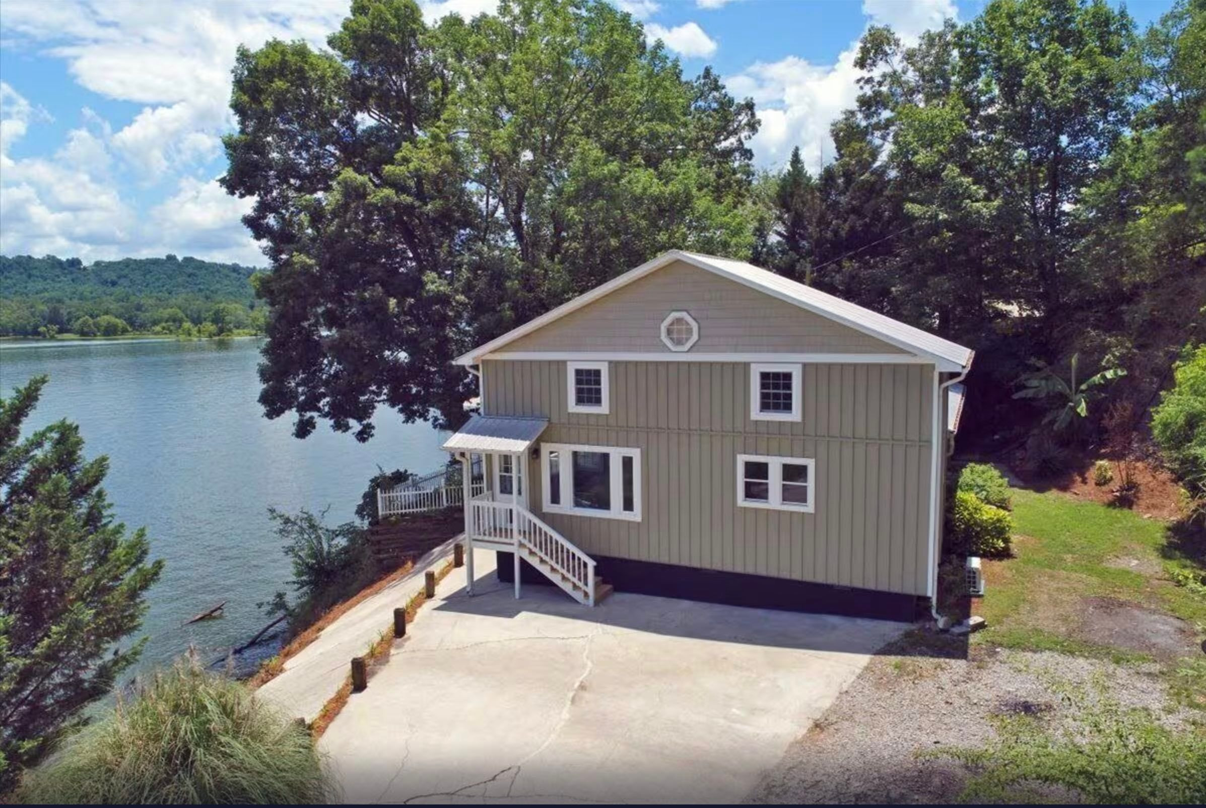'Paradise to Me' Smith Lake Home boasts a boat dock and boat for guests, located near Rock The South.