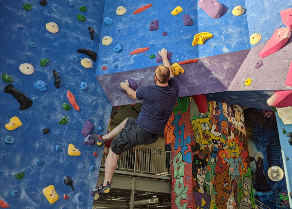 Indoor bouldering for beginner rock climbers