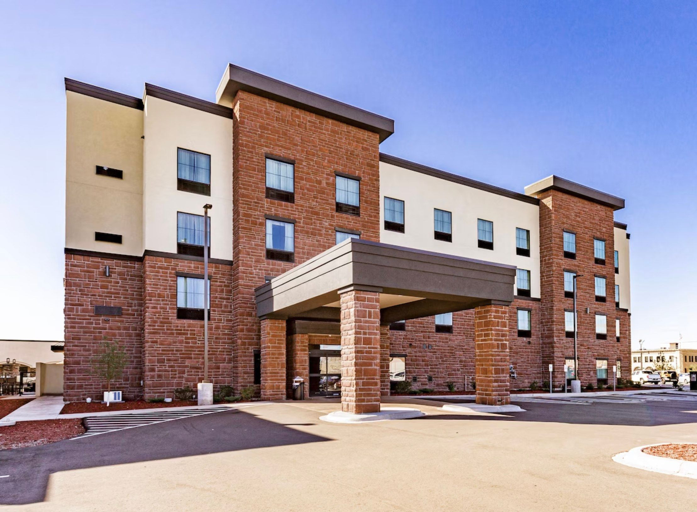 Cobblestone Hotel & Suites - Cullman is strategically located near York Farms, offering an outdoor pool and complimentary breakfast.