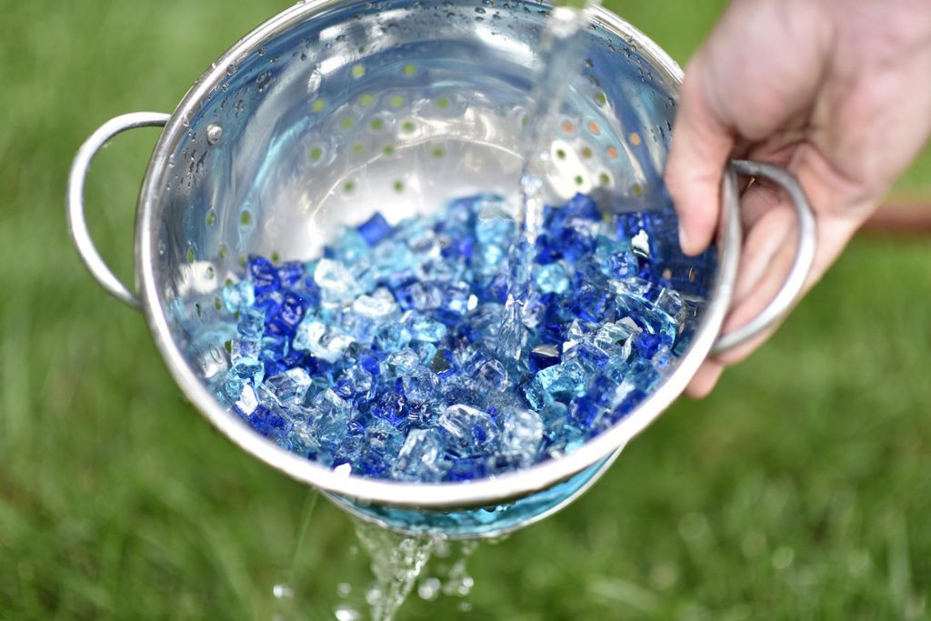 Rinsing cleaned fire glass