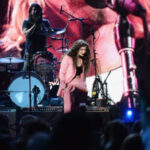 Lorde crowds in with everyone for a moody rendition of All Apologies.