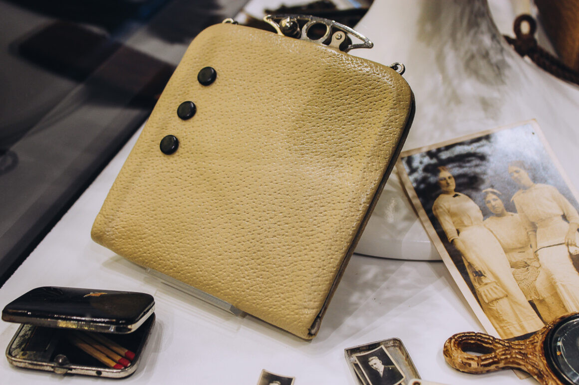 Vintage purse at the ESSE Purse Museum, reflecting the styles of its time