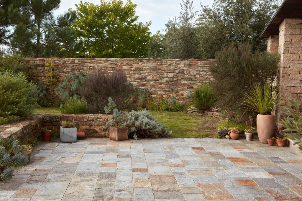 Gneiss paving with different tones