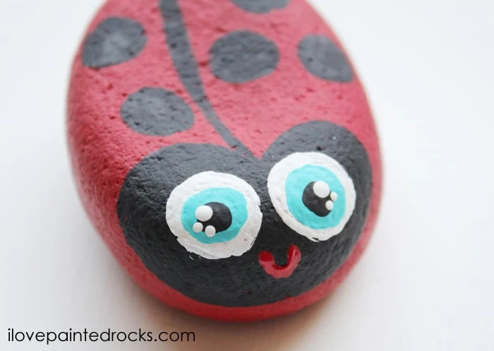 How to give eyes kawaii details - painting a ladybug rock