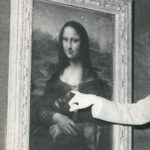 Black and white photo of the Mona Lisa with a hand pointing out damage to the portrait