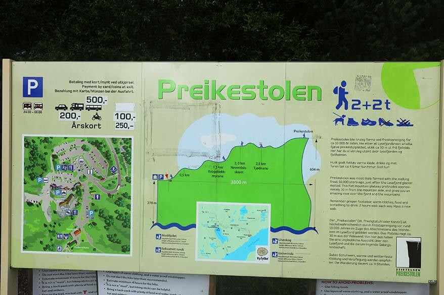 A practical information sign at Pulpit Rock with details on the hike's difficulty, distance, and expected duration.