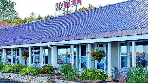 Exterior of Roam Inn, a boutique hotel near Pictured Rocks