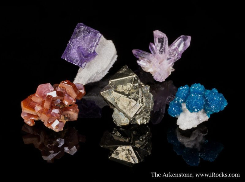 Fine minerals and crystals in a thumbnail-sized assemblage
